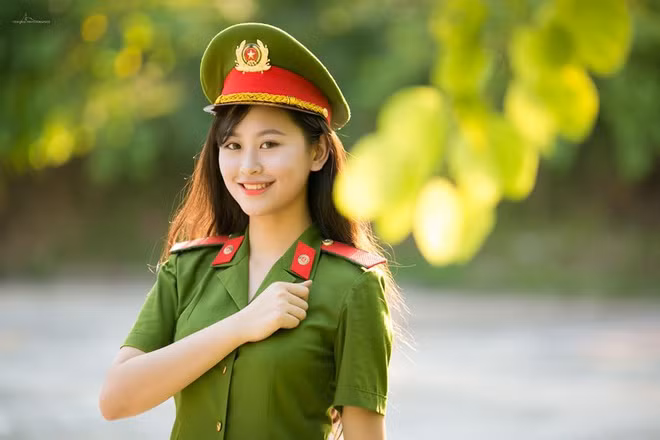 Không chỉ học giỏi, Hoàng Anh còn năng nổ hoạt động ngoại khoá. Cô từng đoạt giải nhì cuộc thi "Tìm hiểu Bộ luật Hình sự 2015 sửa đổi bổ sung 2017"; giải nhất toàn đoàn Hội thi Đoàn viên công đoàn 2017...