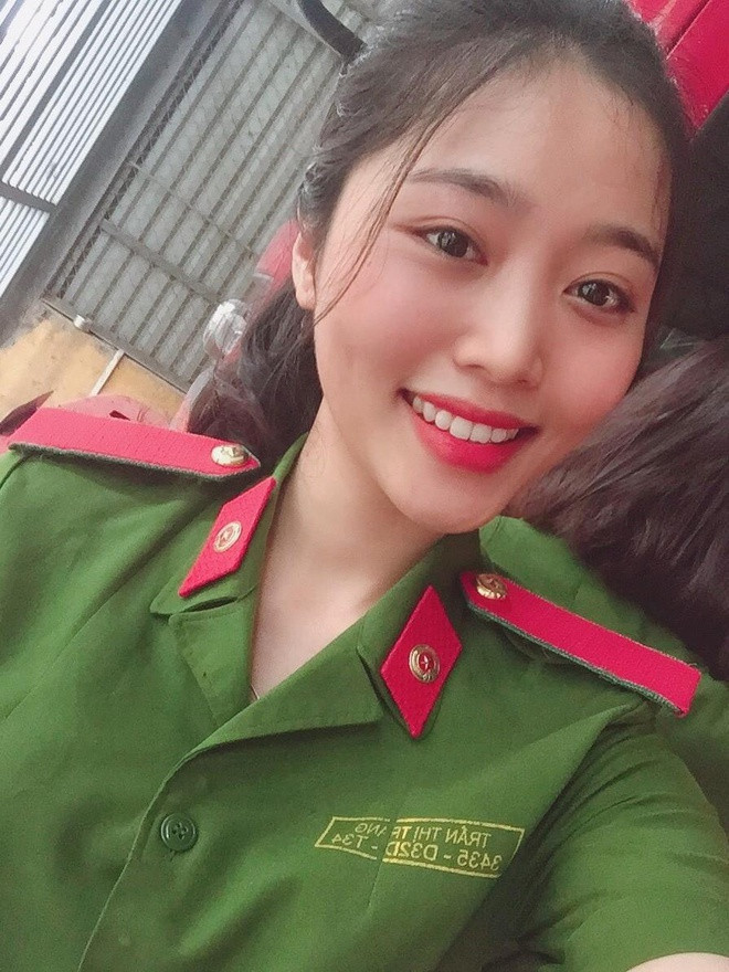 Cô gái 23 tuổi trúng tuyển vào ĐH Phòng cháy Chữa cháy với điểm số 27,8. Trước đó, nữ sinh đạt giải ba học sinh giỏi cấp tỉnh môn Hóa, nhiều huy chương bạc, đồng cấp tỉnh môn Lý và tham gia đội bóng chuyền của trường.