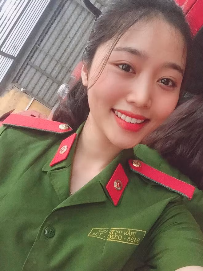 Cô gái 23 tuổi trúng tuyển vào ĐH Phòng cháy Chữa cháy với điểm số 27,8. Trước đó, nữ sinh đạt giải ba học sinh giỏi cấp tỉnh môn Hóa, nhiều huy chương bạc, đồng cấp tỉnh môn Lý và tham gia đội bóng chuyền của trường.