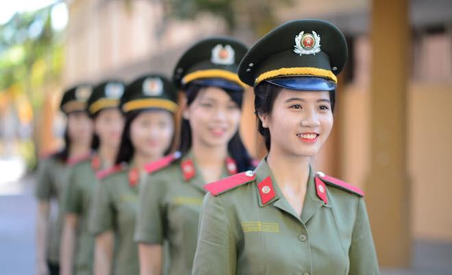 Sở hữu gương mặt xinh xắn và nụ cười duyên, Nguyễn Trần Linh Chi (23 tuổi, quê Hà Tĩnh) từng giành giải nhất cuộc thi Hoa khôi sân cỏ C500 năm 2017. “Bông hồng” của Học viện An ninh Nhân dân khiến nhiều người ngưỡng mộ vì học giỏi và thành thạo 2 ngoại ngữ gồm Anh, Trung.