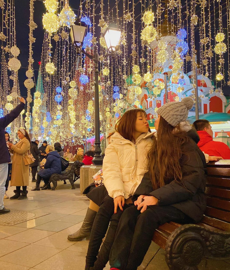 Thanh Giang cũng có mối quan hệ cực kỳ thân thiết với Yến Xuân, bạn gái Đặng Văn Lâm. Cặp "chị dâu - em chồng" thường xuyên đăng tải hình ảnh vui chơi cùng nhau trên mạng xã hội.