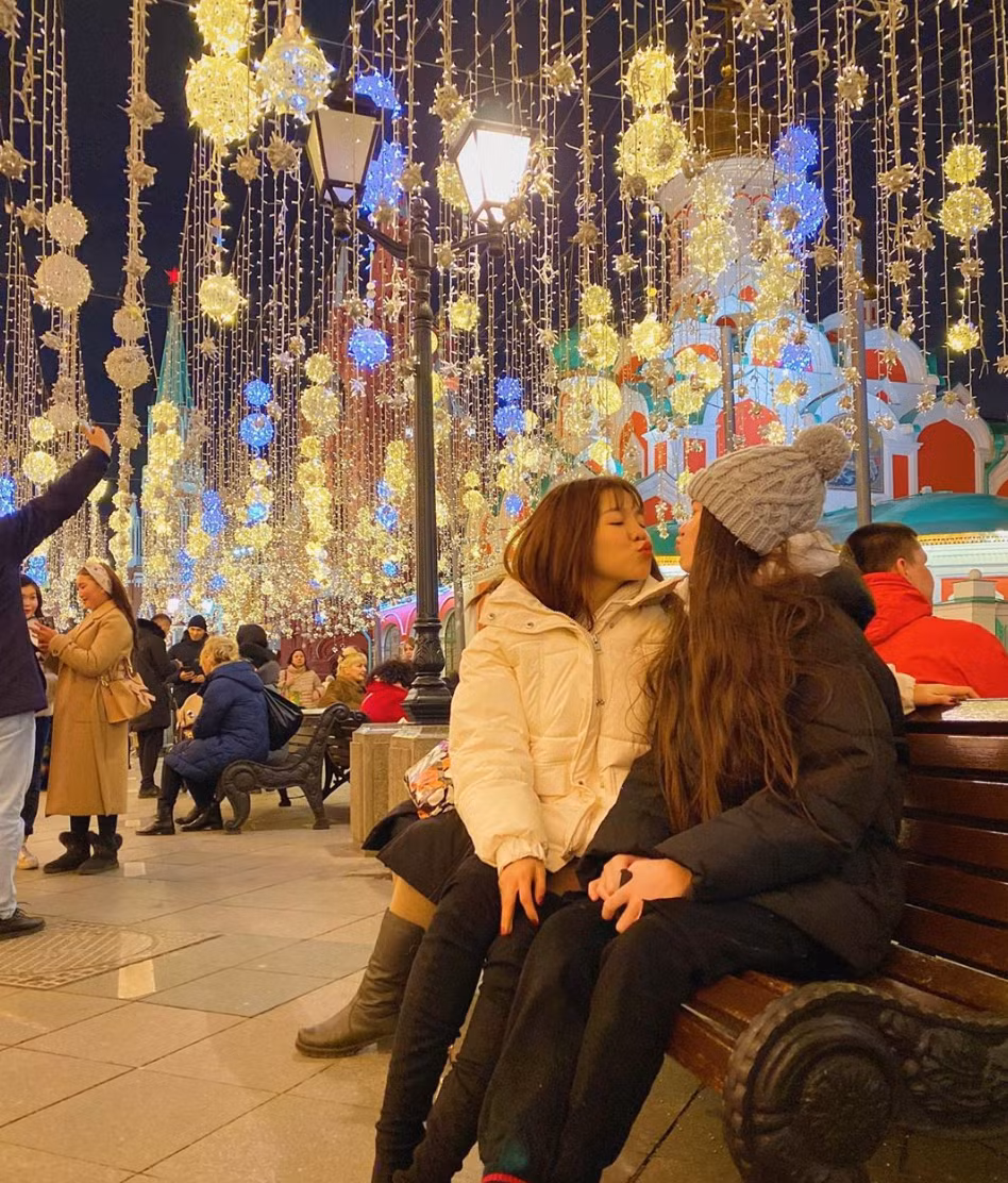 Thanh Giang cũng có mối quan hệ cực kỳ thân thiết với Yến Xuân, bạn gái Đặng Văn Lâm. Cặp "chị dâu - em chồng" thường xuyên đăng tải hình ảnh vui chơi cùng nhau trên mạng xã hội.