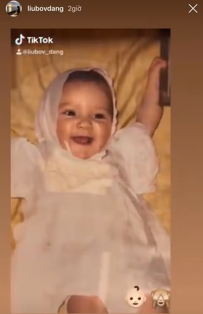 Đặng Thanh Giang khoe ảnh bản thân từ thời nhỏ xíu, có thể thấy cô nàng nàng không có sự thay đổi lớn trên khuôn mặt mà vẫn vô cùng xinh xắn, đáng yêu.