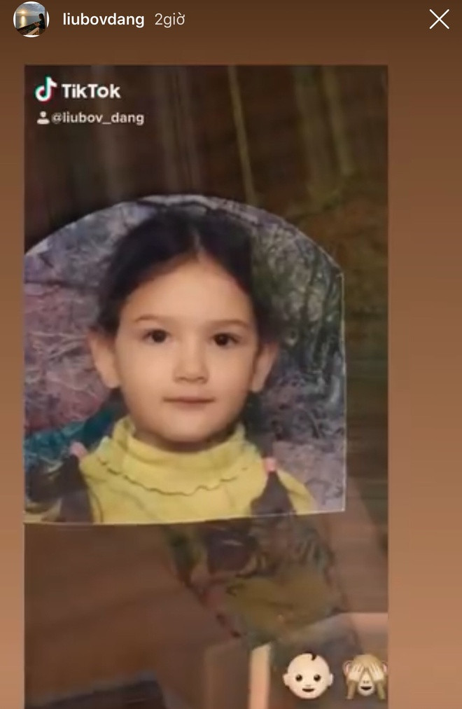 Thanh Giang đúng chuẩn "Em bé Liên Xô" với đôi mắt to tròn, mái tóc nâu xoăn và làn da trắng bóc. Không ngoa khi nói, gia đình Đặng Văn Lâm toàn "cực phẩm" nhan sắc.