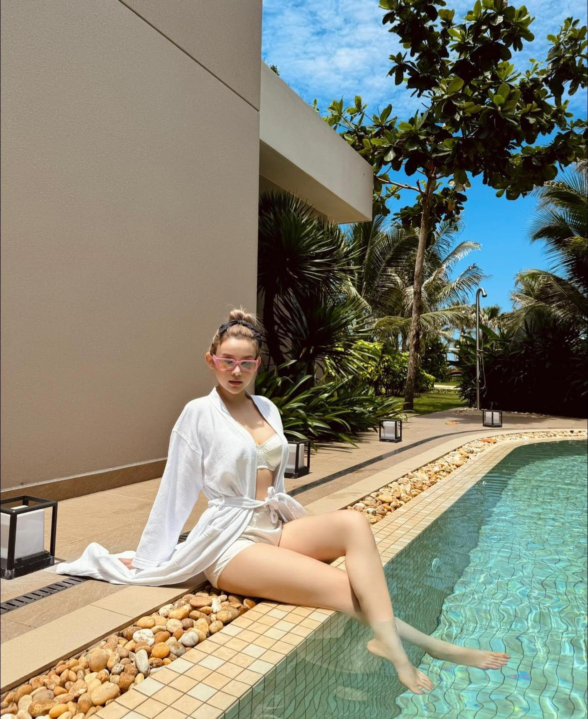 Dù đã là "mẹ 2 con" nhưng Huyền Baby vẫn sở hữu vóc dáng nuột nà, gợi cảm khiến hội chị em không khỏi ngưỡng mộ, ghen tị.