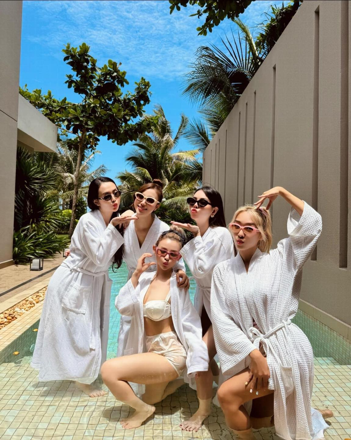 Nếu như các chị em đều khoác lên mình chiếc áo tắm được che chắn khá kỹ, thì Huyền Baby lại trở thành tâm điểm khi khoác chiếc áo một cách hờ hững khoe vòng 1 gợi cảm cùng vòng eo thon gọn.