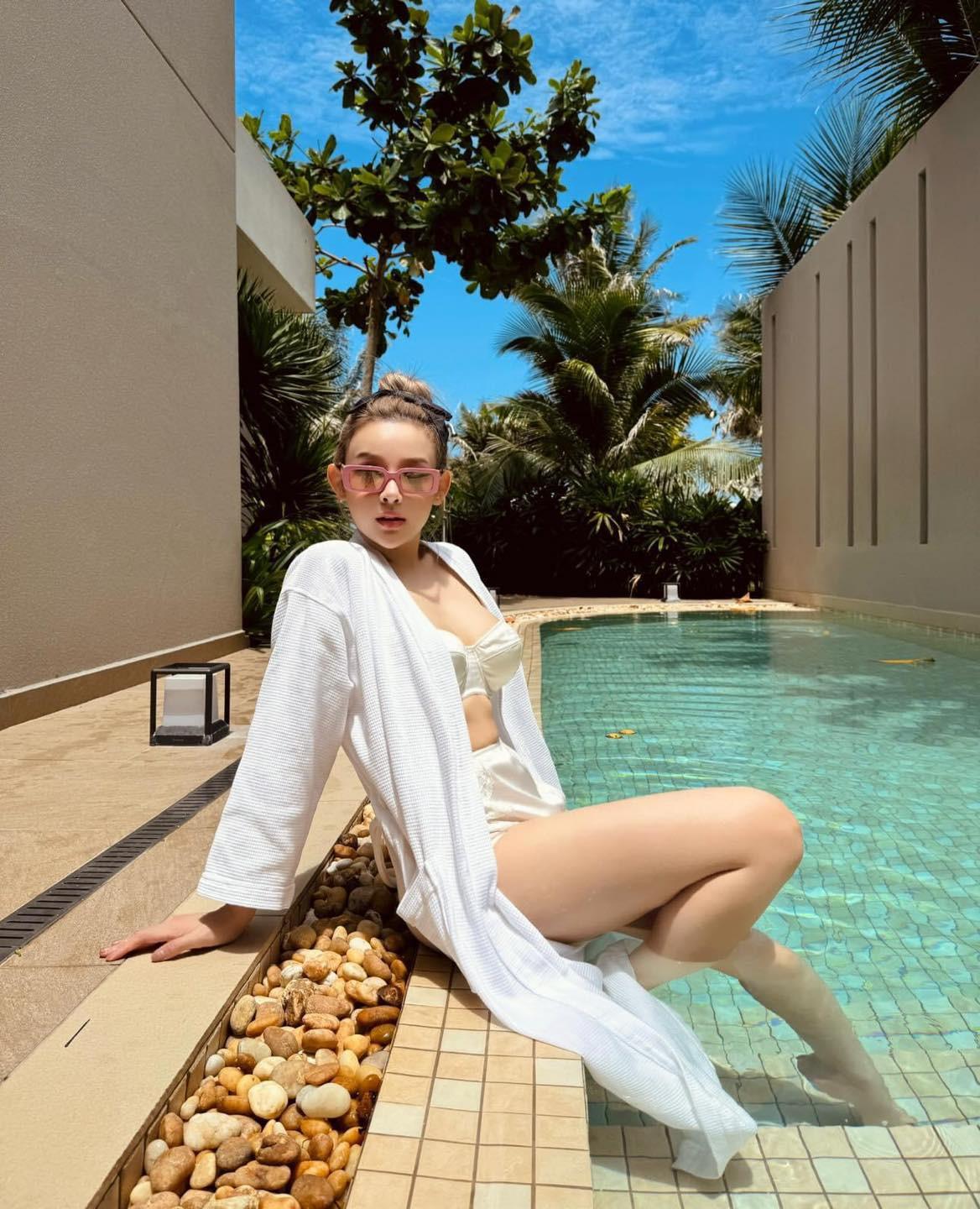 Cô nàng cũng hội bạn thường check-in tại những nhà hàng sang trọng, mà mới đây là chuyến du lịch nghỉ dưỡng tại khu resort cao cấp ở Hồ Tràm. Nhìn khung cảnh hồ bơi, netizen cũng hiểu được độ "chịu chơi" của Huyền Baby cùng "hội bạn phú bà".