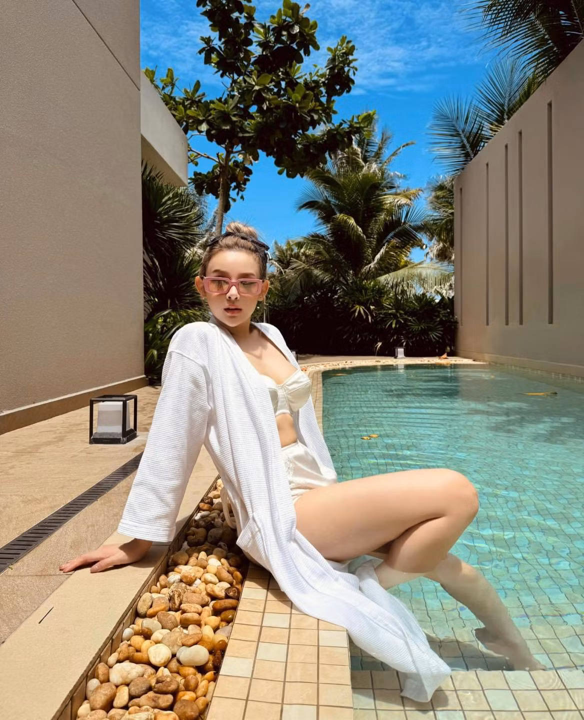 Cô nàng cũng hội bạn thường check-in tại những nhà hàng sang trọng, mà mới đây là chuyến du lịch nghỉ dưỡng tại khu resort cao cấp ở Hồ Tràm. Nhìn khung cảnh hồ bơi, netizen cũng hiểu được độ "chịu chơi" của Huyền Baby cùng "hội bạn phú bà".