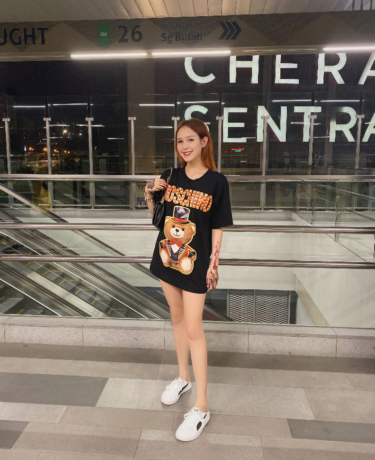 Mặc dù kiếm được khá tiền từ công việc mẫu ảnh nhưng dân mạng cho rằng cuộc sống sung túc mà hot girl này có được ở hiện tại đều là do lấy được chồng giàu có. "Ăn bám thì có gì đáng tự hào mà lên mạng xã hội tỏ vẻ? Nếu không phải chồng giàu thì em có kết hôn ở tuổi 17 không?", "Bằng cấp không nói lên được điều gì nhưng người học hành đến nơi đến chốn không bao giờ nói mà không nghĩ như bạn. Khác biệt đấy chứ đâu" - Dân mạng chỉ trích hot girl sinh năm 2002.