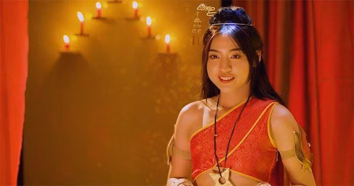 Nhan sắc thật và ảo của hot girl "bắp cần bơ" Trần Thanh Tâm nhiều lần bị cộng đồng mạng đặt lên bàn cân vì quá khác biệt. Những hình ảnh thực tế cho thấy, cô nàng sở hữu khuôn mặt mũm mĩm, mũi to và thân hình khá đô con. Giải thích cho việc này, cô nàng lúc thì chia sẻ bản thân mình bị ốm, lúc lại cho rằng có người ghen tị nên dùng app chỉnh sửa để hãm hại.