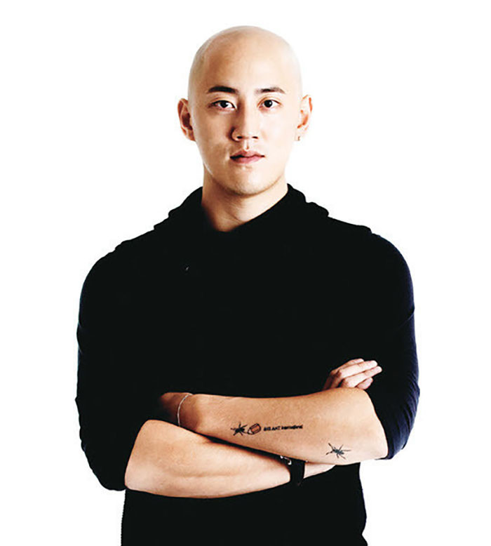 Park Seo-won, người thừa kế Doosan, một tập đoàn công nghiệp nặng hàng đầu của Hàn Quốc, thành lập năm 1896, con trai của chủ tịch Doosan, ông Park Yong-man. Năm 2015, anh được bổ nhiệm làm Phó chủ tịch cấp cao tập đoàn và nhận trách nhiệm quản lý mảng tiếp thị cũng như các chiến lược khác của hoạt động miễn thuế.