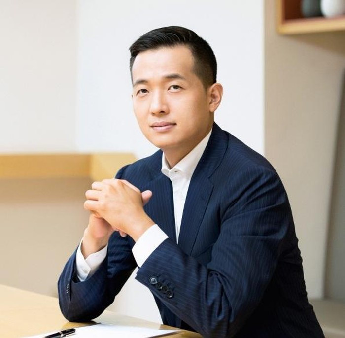 Kim Dong-kwan có cuộc hôn nhân không môn đăng hộ đối với một phụ nữ có gia cảnh bình thường, làm công ăn lương từng khiến truyền thông Hàn Quốc chú ý.