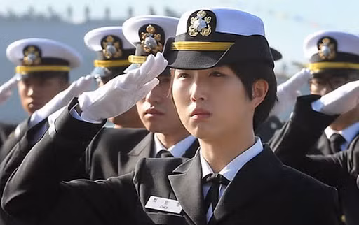 Chey Min-jeonglà con gái thứ 2 của chủ tịch tập đoàn SK, ông Chey Tae-won. SK có hơn 90 công ty con hoạt động trong nhiều lĩnh vực như xây dựng, quảng cáo, Internet, sản xuất công nghiệp, dịch vụ viễn thông...Tiểu thư của tập đoàn SK từng theo học tại trường Hải quân Hàn Quốc vào năm 2014.