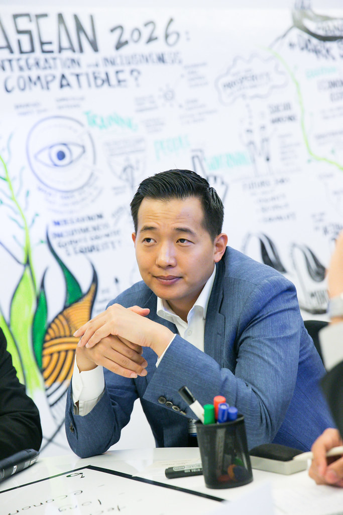 Kim Dong-kwan (36 tuổi), con trai trưởng của tổng giám đốc tập đoàn Hanwha. Anh xuất sắc tốt nghiệp ĐH Harvard và hiện giữ chức giám đốc chiến lược của tập đoàn, nắm vị trí quan trọng tại công ty sản xuất pin điện năng mặt trời Hanwha Q Cells.