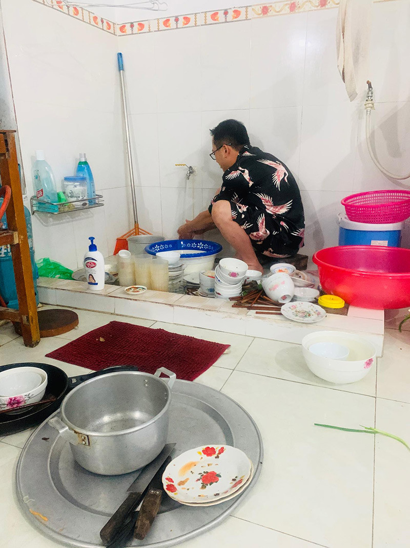 Sau khi mọi người ăn uống xong và về hết, Lê Trung chủ động xắn tay áo dọn dẹp, rửa bát giúp vợ mà không cần một lời nhờ vả hay trợ giúp. Cô vợ hạnh phúc cho biết khá bất ngờ với hành động của chồng.