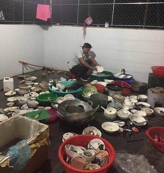 Trước đó, nhiều tấm hình đàn ông rửa bát, vào bếp thay cho phụ nữ được chia sẻ trên mạng xã hội khiến nhiều người trầm trồ thích thú.