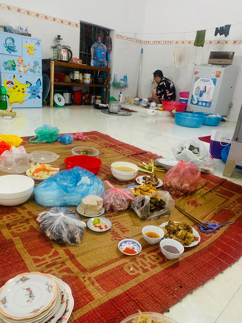 "Mình thấy bản thân may mắn lắm mới cưới được người chồng tâm lý như vậy. Mình nói để mình giúp nhưng anh bảo cứ ngồi chơi với gia đình. Noel ấm áp thế này thì không cần phải ra đường làm gì nữa" - Loan Nguyễn hạnh phúc chia sẻ.