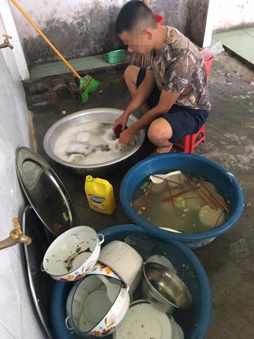 Những việc vốn dĩ được ngầm quy định dành cho phụ nữ thì các anh không ngần ngại xắn tay áo, lăn xả làm để cho vợ, người yêu mình nghỉ ngơi nhận được nhiều lời khen từ phía cộng đồng mạng.