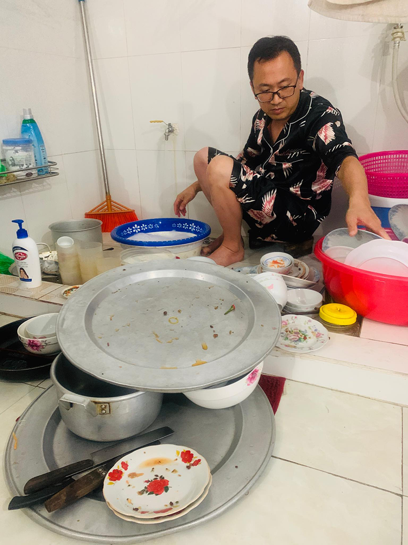 Mới đây, những hình ảnh được Loan Nguyễn (SN 1992, Hà Nội) đăng tải trên mạng xã hội đúng đêm Noel thu hút sự quan tâm và ngưỡng mộ của cộng đồng mạng. Không phải những món quà đắt tiền hay bữa tối sang trọng khiến nhiều người trầm trồ đó chính là việc chồng chủ động dọn dẹp giúp vợ.