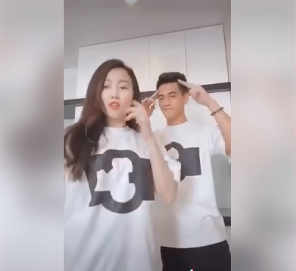 Mới đây, trên trang xã cá nhân, Huỳnh Hồng Loan đăng tải clip cover " vũ điệu rửa tay" cực đáng yêu. Trong clip, Tiến Linh và cô nàng mặc áo đôi, nhún nhảy theo điệu nhạc. Nhìn không gian xung quanh, người hâm mộ đoán rằng điệu nhảy được thực hiện tại nhà riêng của Hồng Loan.