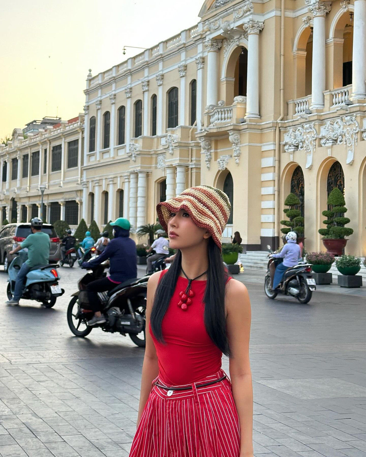 Cô nàng luôn biến cách biến hóa trang phục để có chất riêng độc lạ và cuốn hút.