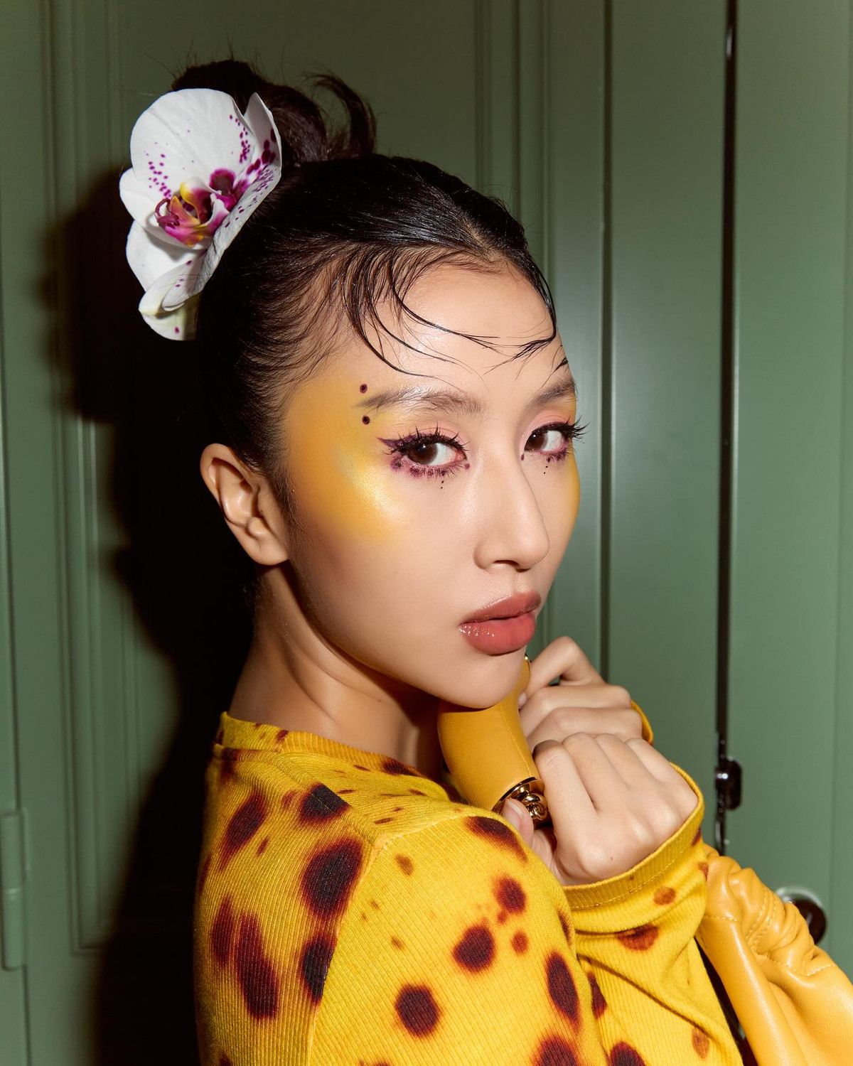 Trong tuần lễ thời trang Paris 2024 hồi tháng 2 năm nay, cô nàng gây ấn tượng khi dự buổi ra mắt bộ sưu tập mới của Loewe trong bộ váy vàng, giày cao gót bằng bông khổng lồ.