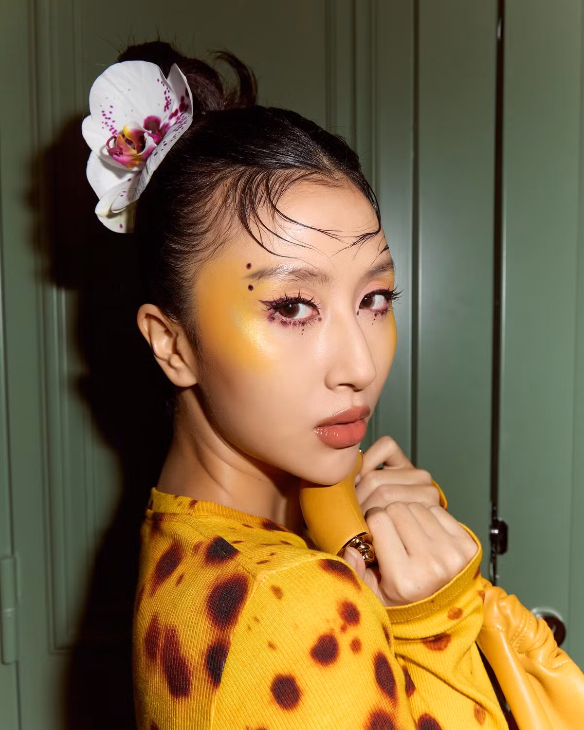 Trong tuần lễ thời trang Paris 2024 hồi tháng 2 năm nay, cô nàng gây ấn tượng khi dự buổi ra mắt bộ sưu tập mới của Loewe trong bộ váy vàng, giày cao gót bằng bông khổng lồ.