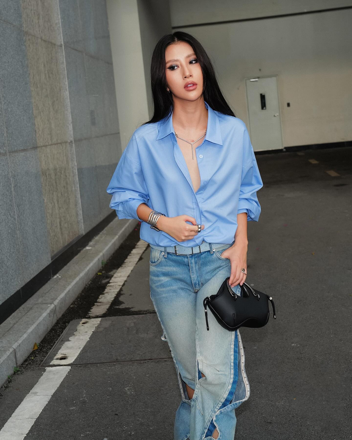 Năm 2021, Quỳnh Anh Shyn khoe sở hữu căn penthouse 9 tỉ đồng phong cách Hy Lạp cổ, tông hồng xinh xắn, ở tuổi 25.