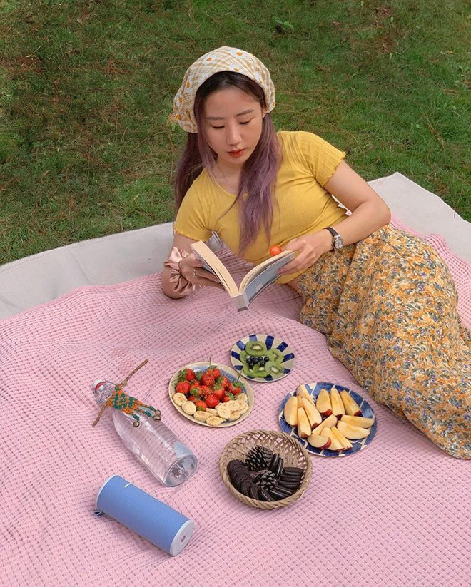 Ngoài ra, cô bạn còn làm kênh Youtube của riêng mình và tham gia hoạt động ngoại khoá ở trường rất năng nổ.