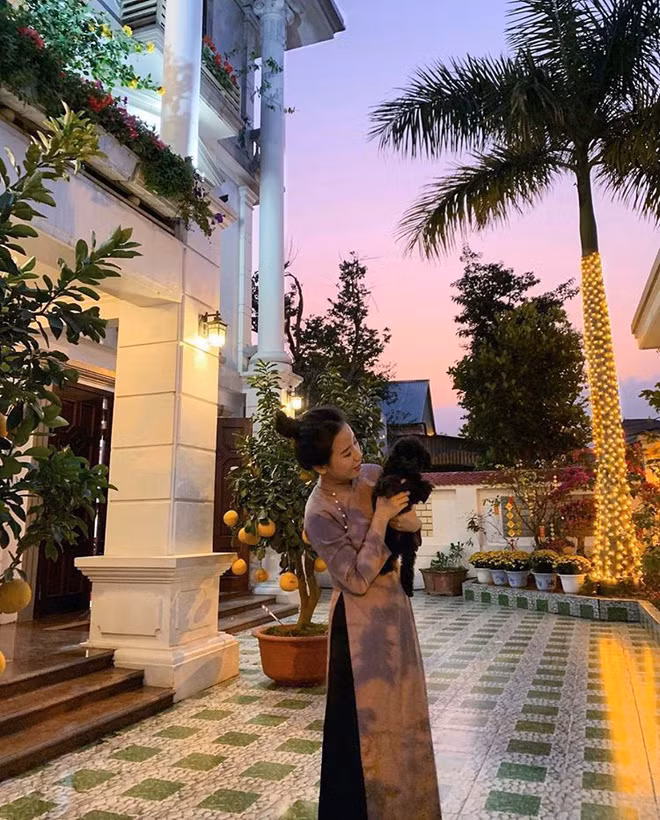 Một niềm đam mê khác của cô bạn là làm Youtube, chia sẻ về niềm yêu thích này của bản thân, gái xinh cho biết cô may mắn tìm được những người bạn có cùng sở thích nên hay cover các ca khúc. Dù chỉ làm vì thích và cho vui nhưng luôn cố gắng có sản phẩm chỉn chu nhất có thể.