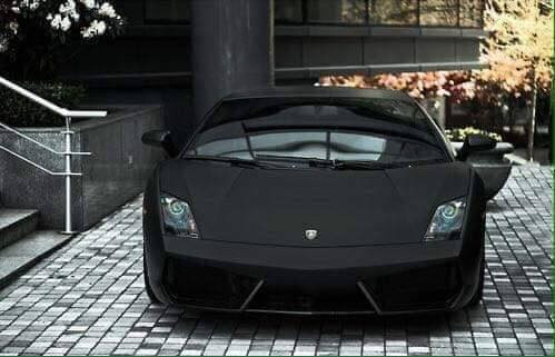 Vậy điều gì đã khiến màu đen luôn là lựa chọn hàng đầu và khiến nó trở thành gam màu quyền lực và có nhiều tín đồ màu đen đến thế?