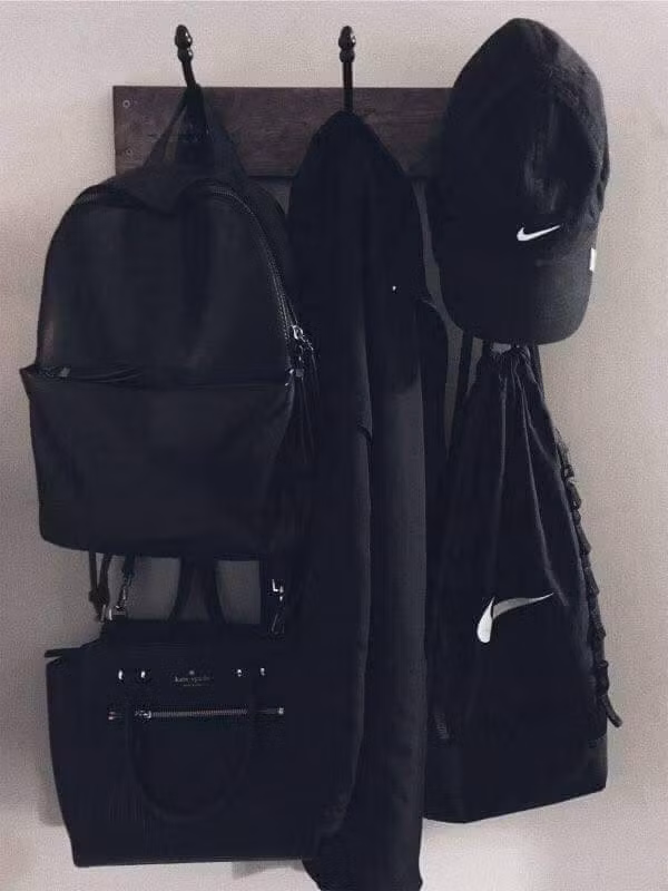 Màu đen phù hợp với mọi lứa tuổi. Các cô thiếu nữ mặc màu đen trông sẽ chững chạc và sang trọng hơn. Những người đứng tuổi diện màu đen sẽ thật thanh lịch. Còn các bạn trẻ mặc đồ đen nhìn cực “ngầu” và sành điệu.