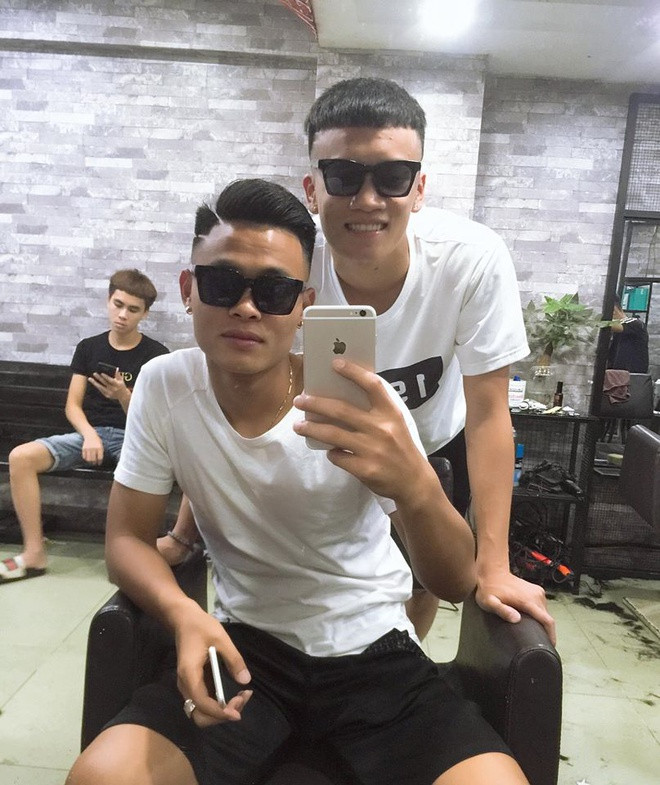 Thậm chí đi cắt tóc, Đức Chiến và Hoàng Đức cũng kè kè bên nhau lại còn diện đồ đôi áo trắng, quần đen, đeo kính giống hệt nhau nữa chứ.