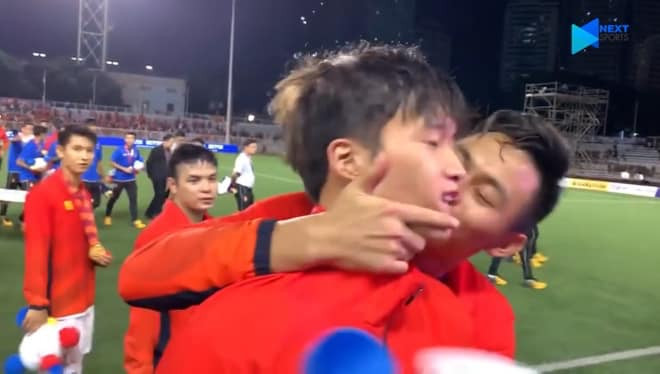 Mới đây, khi nhận HCV SEA Games 30, Đức Chiến không ngần nại thơm má Hoàng Đức trước biết bao ống kính phóng viên trên sân Rizal Memorial. Cả hai dường như đang tận hưởng khoảnh khắc hạnh phúc bên nhau.