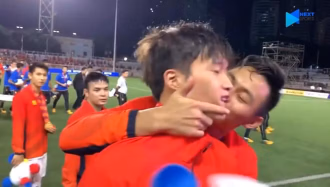 Mới đây, khi nhận HCV SEA Games 30, Đức Chiến không ngần nại thơm má Hoàng Đức trước biết bao ống kính phóng viên trên sân Rizal Memorial. Cả hai dường như đang tận hưởng khoảnh khắc hạnh phúc bên nhau.