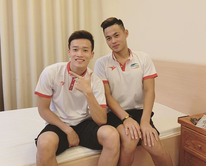 Trong khi Hoàng Đức đã có người yêu là Gia Hân thì Đức Chiến vẫn chăm chỉ "thả thính" trên mạng xã hội. Nhiều người hâm mộ đùa rằng, những dòng trạng thái mùi mẫn của Đức Chiến rất có thể đang nhằm vào chàng cầu thủ đồng hương.