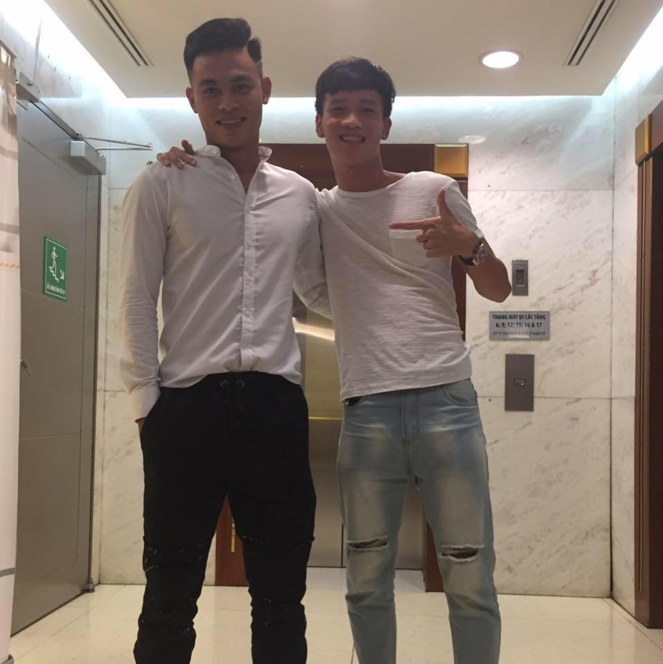 Cả Hoàng Đức và Đức Chiến đều sinh năm 1998, quê Hải Dương và cùng cao trên 1m8, vì vậy đây được coi là cặp đôi "xứng đôi vừa lứa" nhất tuyển U22 Việt Nam tại SEA Games 30.