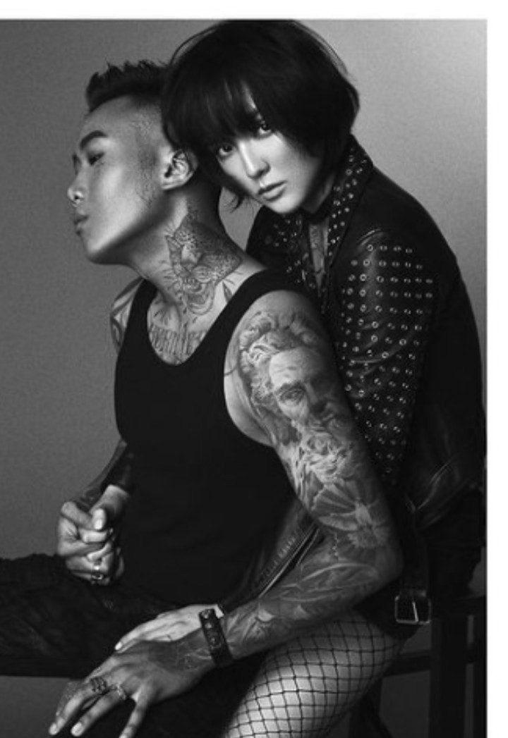 Những bức ảnh của cả 2 khá thân mật và táo bạo.