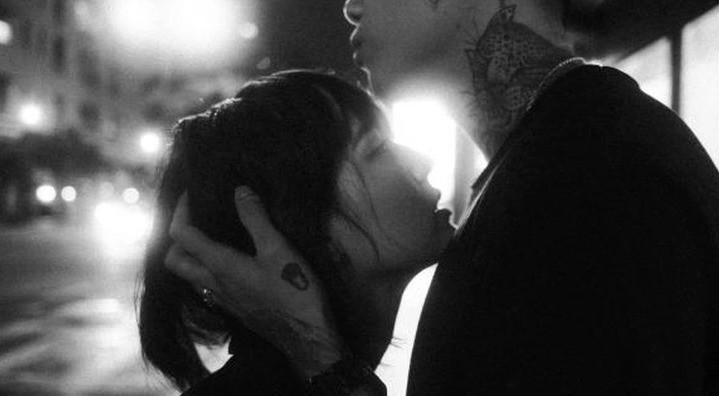 Những cử chỉ thân thiết như ôm ấp lấy nhau...