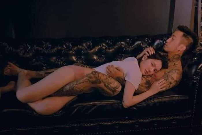 Mối tình như 2 của nàng thơ được netizen tìm ra là từ những bức ảnh của cô nàng chụp chung cùng với 1 anh chàng thợ xăm khá có tiếng có nicknamne Loca N. Cả hai cũng không ngại chụp và công khai những bức ảnh thân mật, dính nhau như sam.