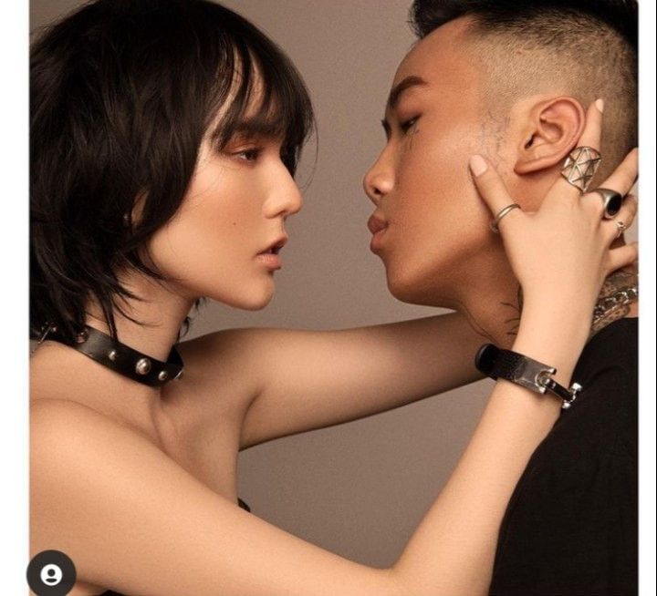 Hải Tú vào thời điểm đó vẫn chưa theo phong cách nàng thơ như bây giờ. Gà cưng của công ty Sơn Tùng ăn mặc gợi cảm hơn, "chiến hơn".