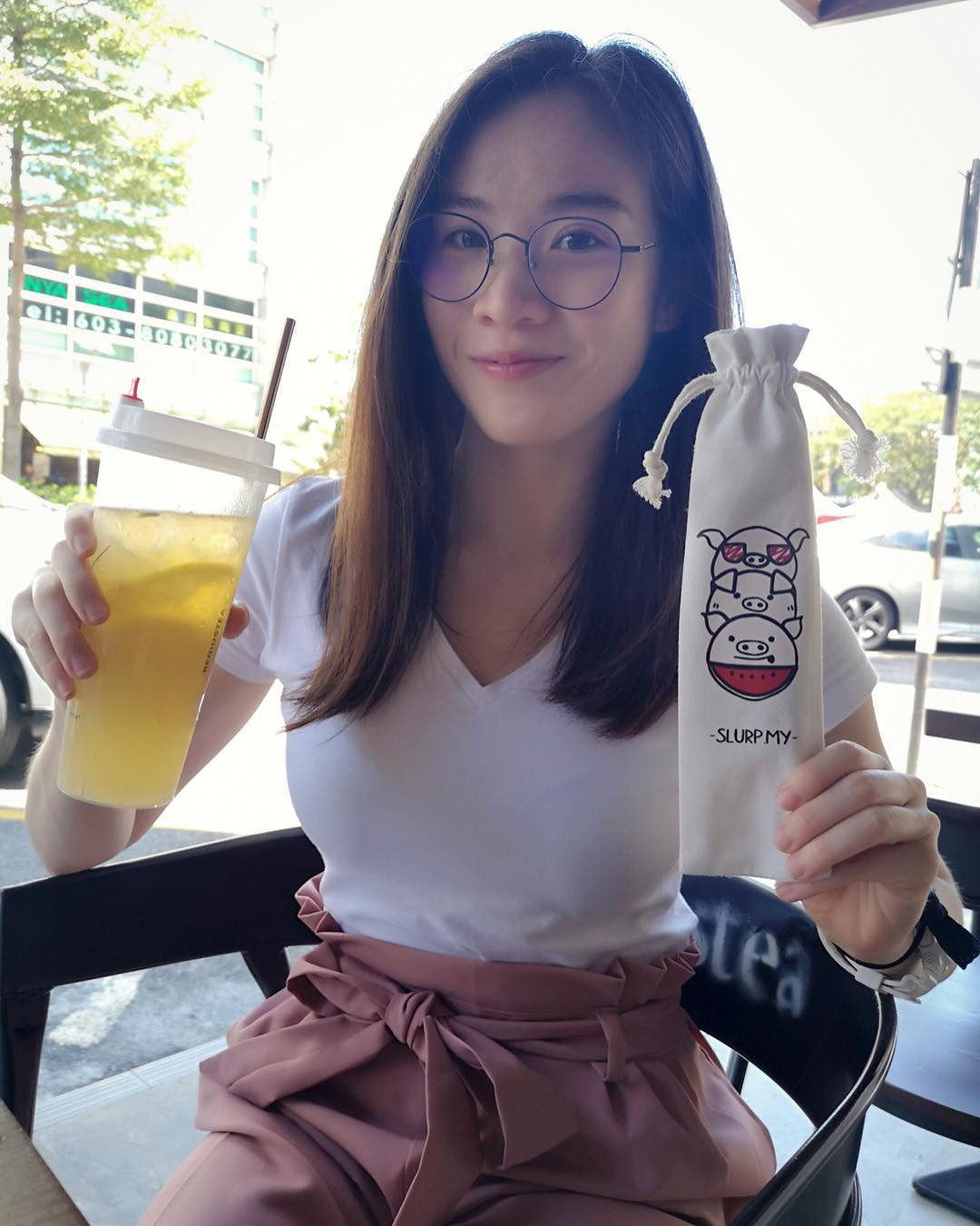 Jasmine Lai Pui Yee sở hữu nụ cười tươi và trong sáng. Trông cô nàng trẻ hơn rất nhiều so với tuổi 24.