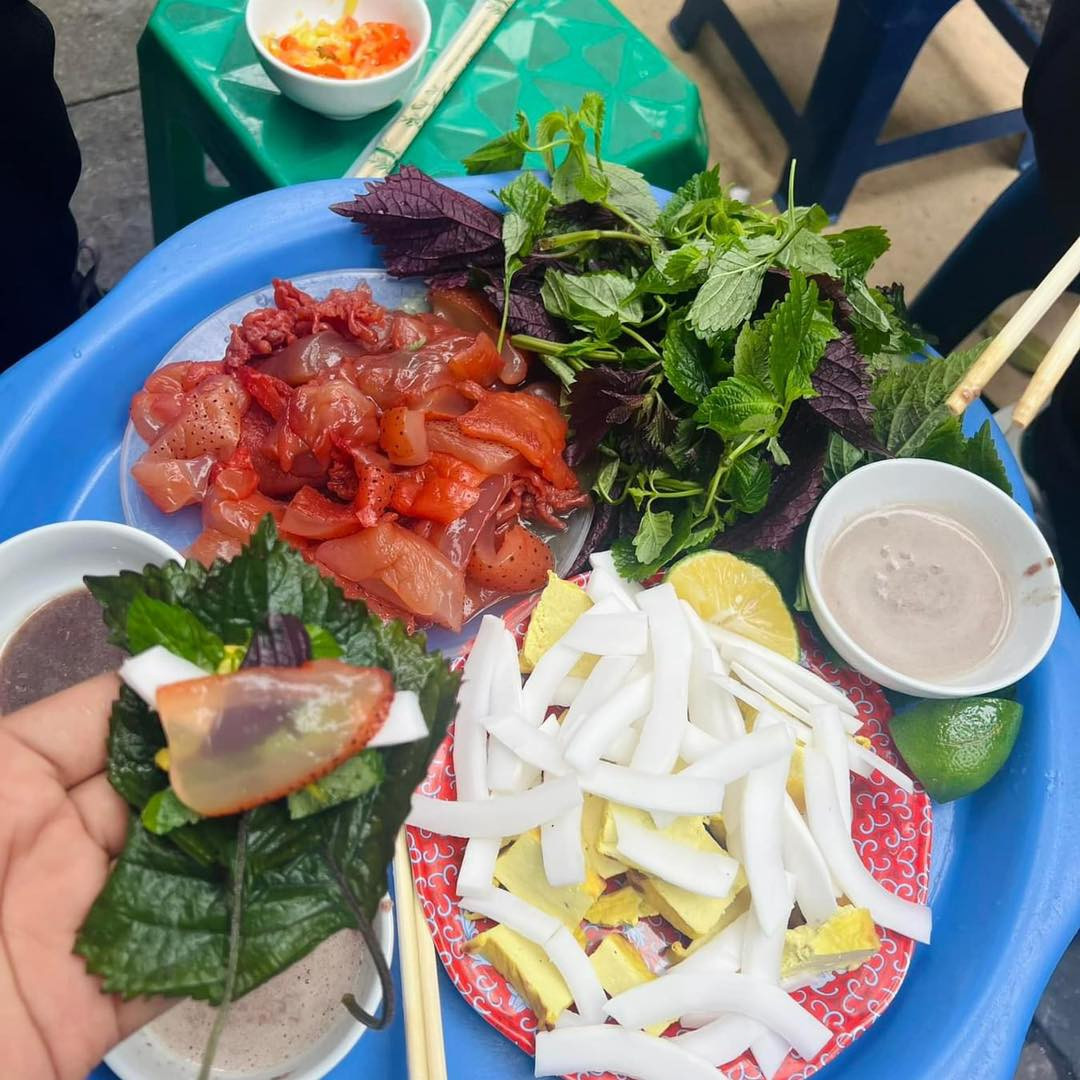 Món sứa với màu đỏ đẹp mắt, ăn lại có vị thanh mát, giòn sần sật.