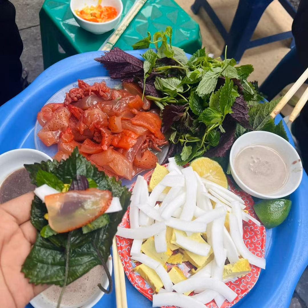 Món sứa với màu đỏ đẹp mắt, ăn lại có vị thanh mát, giòn sần sật.