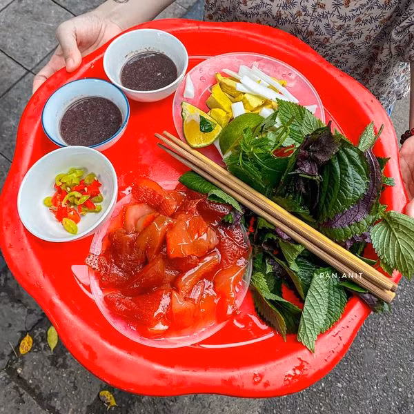 Sứa còn sống có nhiều độc tố, nhất là tại các xúc tu. Do đó người dân xứ Cảng sau khi đánh bắt sứa sẽ ngâm chúng vào thùng nước có vỏ hoặc rễ của cây sú vẹt để khử mùi tanh, loại bỏ độc tố và tăng thêm màu đỏ cho sứa.