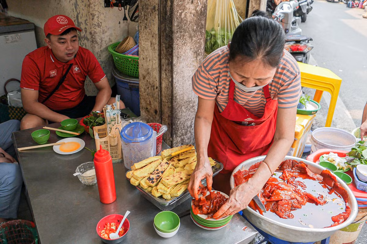 Hiện ăn, 1 suất ăn sứa đỏ có giá dao động từ 30.000 đến 60.000 theo khảo sát.