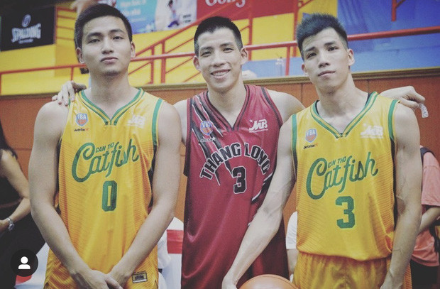 Cả 3 anh em hiện đều là những vận động viên bóng rổ chuyên nghiệp. Thành Đạt tốt nghiệp cử nhân kinh tế tại Canada, hiện thi đấu cho đội Thăng Long Warriors. Phú Hoàng từng du học tại Singapore và thi đấu cho Cantho Catfish