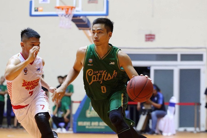 Học vấn của hot boy bóng rổ không phải dạng vừa đâu. Anh chàng tốt nghiệp cử nhân kinh tế tại Anh, thạc sỹ ngành báo chí.