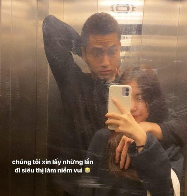 Trước đó, hot girl Mẫn Tiên cũng từng đăng tải bức ảnh tình tứ được bạn trai ôm trong thang máy khi cặp đôi đi siêu thị.