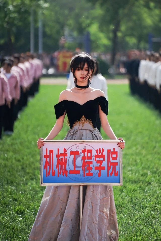 Bức ảnh một nữ sinh cầm bảng trong đại hội thể thao của Đại học Công nghệ Sơn Đông - ở Trung Quốc đã diễn ra vào cuối tháng 4 vừa qua khiến netizen dậy sóng. Trong ảnh, một cô nàng mang nét đẹp trong trẻo, lạnh lùng thu hút mọi ánh nhìn. Nhiều người cho rằng đây là một sản phẩm của AI chứ không phải là người thật. Theo những thông tin ít ỏi thu thập được, nữ sinh này đến từ khoa Kỹ thuật Cơ khí, trực thuộc Đại học Sơn Đông. Cô nàng là sinh viên năm 2 và quê ở chính thành phố Truy Bác, tỉnh Sơn Đông (Trung Quốc).